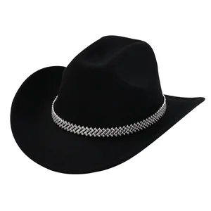 Eleganter schwarzer Western-Cowboyhut aus Filz mit Krempe und funkelnder Strasskette für Damen