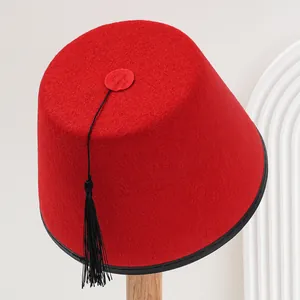 Gorro fez rojo tradicional con borla negra para fiestas temáticas y festivales.