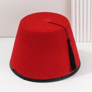 Clásico sombrero fez de fieltro rojo con borla negra, ideal para fiestas.
