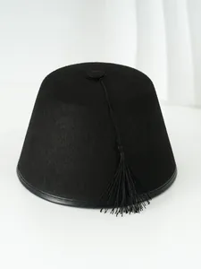 Vista detallada de un fez turco negro tradicional con una borla negra a juego para fiesta