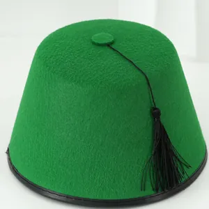 Sombrero fez clásico de fieltro verde con borla negra para festivales y fiestas temáticas.