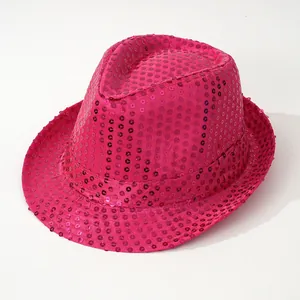 Primer plano detallado del sombrero de jazz con lentejuelas rosa para fiestas