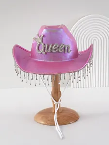 Detail des rosa Cowgirl-Huts mit Perlen-Queen-Buchstaben und Strass-Fransen