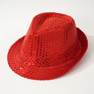 Detalle de un sombrero fedora de jazz con lentejuelas rojo brillante para fiestas.