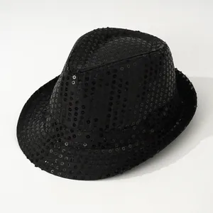 Vista detallada de un sombrero de jazz de lentejuelas negras con un elegante diseño fedora británico