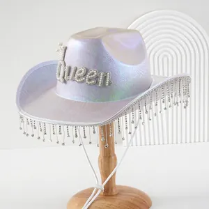 Irisierender holografischer Braut-Cowboyhut mit Queen-Perlenbuchstaben und Strassfransen
