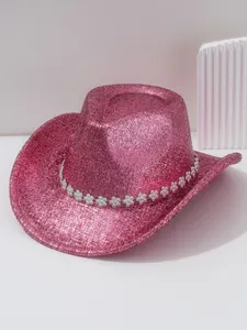 Vue détaillée du chapeau de cow-boy rose pailleté avec bande de strass florale