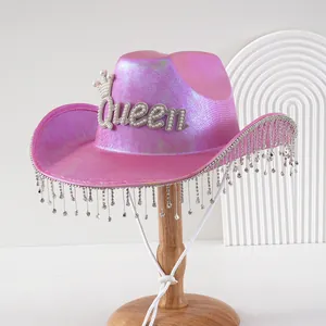 Eleganter rosa holografischer Cowboyhut mit Queen-Perlenbuchstaben und Strass-Fransen