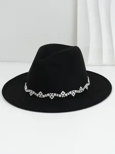 Detail eines eleganten schwarzen Wollhuts mit schwerer Strass-Diamantketten-Dekoration