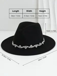Detail eines schwarzen Vintage-Wollfedoras mit Strassbesatz und präzisen Maßangaben