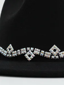 Detailansicht eines schwarzen Wollfedora mit funkelnder Diamant-Strassstein-Verzierung.