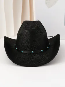 Gros plan d'un chapeau de cowboy noir à texture peau de serpent et bandeau turquoise