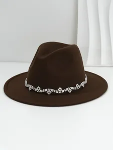 Detailansicht eines braunen Damen Filzhuts mit funkelndem Strass-Schmuckband Dekor