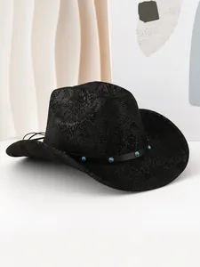 Vue détaillée d'un chapeau de cowboy noir à texture peau de serpent et bande turquoise