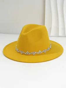 Detaillierte Ansicht eines gelben Wollhutes mit elegantem Diamant-Strassband-Detail