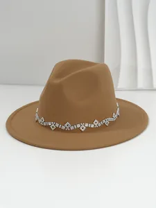Detailaufnahme des braunen Wollfilzhutes mit breiter Krempe und glitzerndem Strassband