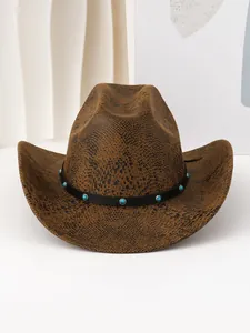 Détail d'un chapeau de cow-boy marron texturé serpent avec ruban serti de turquoise.