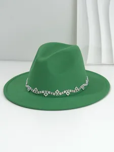 Detailansicht grüner Wollfilzhut mit dekorativem Strass-Rautenband für Damen.