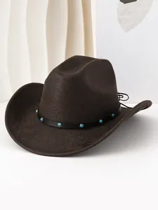 Vue détaillée d'un chapeau de cowboy marron foncé avec texture serpent et bandeau turquoise