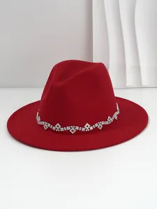 Eleganter roter Wollfilzhut mit breiter Krempe und luxuriösem Strass-Rautenband-Detail.