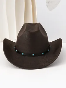 Vue détaillée d'un chapeau de cowboy marron avec motif serpent et bande turquoise