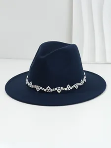 Detailansicht eines marineblauen Wollfilzhutes mit funkelndem Strass-Rautenbesatz.