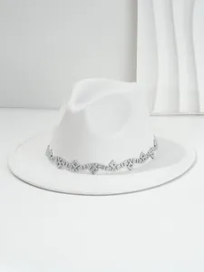 Detailansicht eines weißen Fedora-Hutes mit elegantem Strassstein-Rautenband Verzierungen