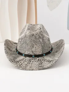 Gros plan d'un chapeau de cowboy à motif serpent avec une bande perlée de turquoise