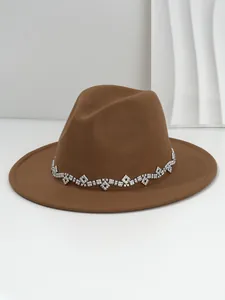 Detaillierte Ansicht eines braunen Wollhutes mit einem eleganten Band aus funkelnden Strass-Rauten