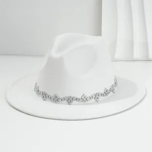 Eleganter weißer Fedora-Hut mit breiter Krempe und luxuriöser Strass-Verzierung