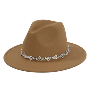 Klassischer brauner Filzhut für Damen mit elegantem Strassband im Diamantschliff