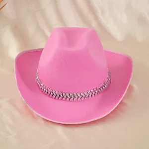 Vue détaillée d'un chapeau de cow-boy rose avec bande de strass argentés
