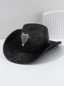 Nahaufnahme eines funkelnden schwarzen Cowboyhutes mit Strass-Quasten-Detail
