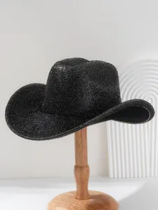 Vue latérale d'un chapeau de cowboy noir style Y2K avec fini métallique sur support