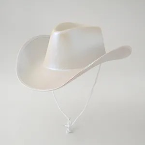 Nahaufnahme eines schillernden weißen Space-Cowboyhutes für Partys und Disco