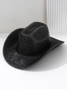 Détail d'un chapeau de cow-boy noir de style Y2K avec une finition métallique brillante