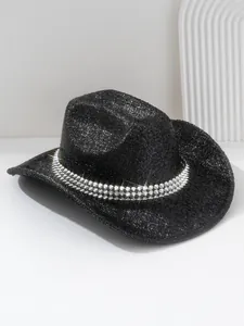 Nahaufnahme eines schwarzen Western Cowboyhuts im Rock Stil mit silbernen Metallnieten