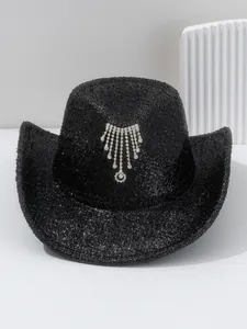 Detailansicht eines luxuriösen schwarzen Glitzer-Cowboyhuts mit eleganten Strass-Quasten.