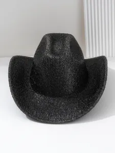 Vue détaillée d'un chapeau de cowboy noir brillant style Y2K pour festivals de musique