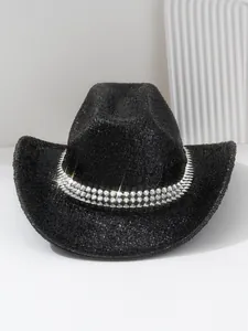Nahaufnahme schwarzer glitzernder Cowboyhut mit silbernen Metallstachel-Nieten