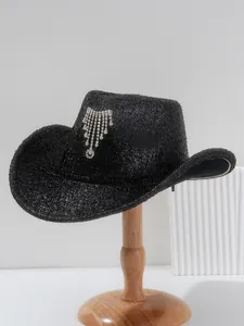 Seitenansicht eines schwarzen Glitzer-Cowboyhuts mit funkelnden Strass-Fransen