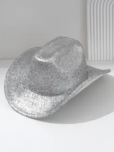 Texture détaillée d'un chapeau de cowboy argenté pailleté au style festival Y2K