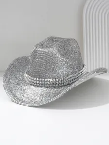 Detailaufnahme eines silbernen Glitzer-Cowboyhuts mit Punk-Metallnieten um die Krone herum