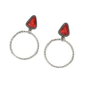 Orecchini bohémien con pietre rosse e cerchi a spirale color argento vintage.