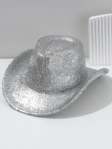 Detailaufnahme eines silbernen Glitzer-Cowboyhuts mit funkelnden Herzfransen aus Kristall
