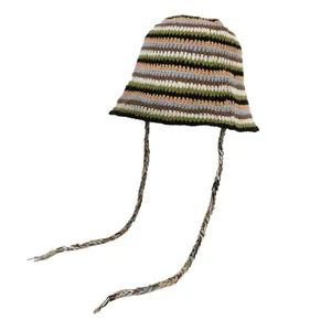 Chapeau bob en tricot rayé multicolore fait main avec de longs glands tressés chic