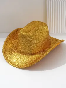 Détail montrant la texture d'un chapeau de cow-boy doré brillant pour les festivals.