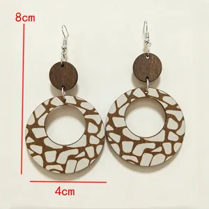 Orecchini pendenti in legno boho retro con dimensioni: 8 cm di lunghezza, 4 cm.