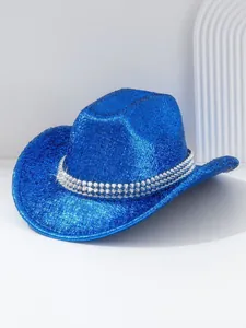 Auffälliger blauer glitzernder Western-Cowboyhut mit silbernen Nieten für Y2K-Partys