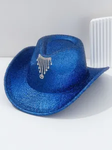 Detailansicht eines blauen Glitzer-Cowboyhuts mit silbernem Strass-Quasten-Accessoire